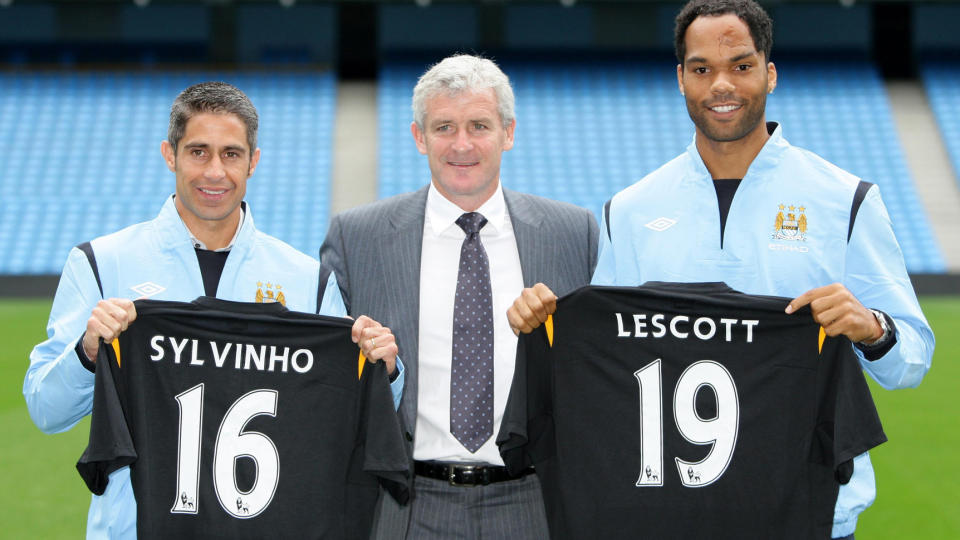 DE TO SISTE INN: Manchester City-manager Mark Hughes brukte 1,2 milliarder p� nye spillere i sommer. Her sammen med augustervervelsene Sylvinho og Joleon Lescott. Foto: AP/Martin Rickett/PA