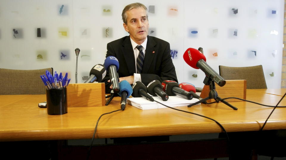 HARDT UT: Utenriksminister Jonas Gahr St�re kommenterte Kongo-dommen i Utenriksdepartementets lokaler tirsdag ettermiddag. Nordmennene Tjostolv Moland og Joshua French er i milit�rdomstolen i Kisangani d�mt til d�den.
Foto: Lise �serud / Scanpix