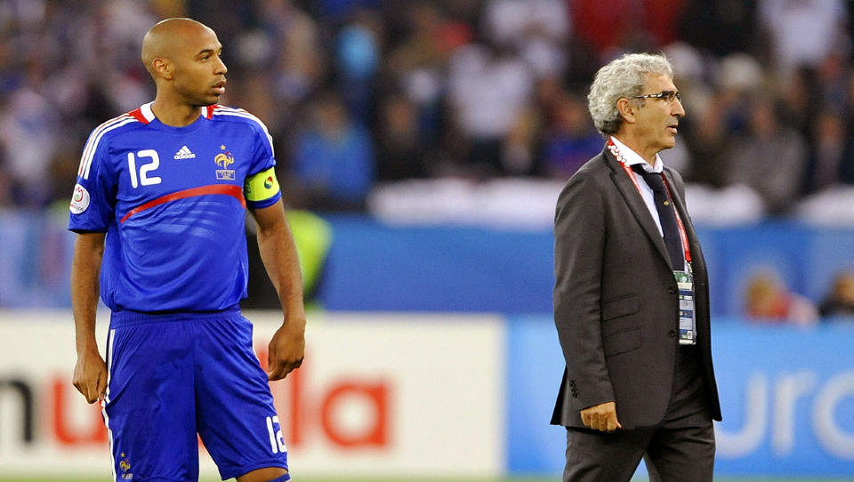 IKKE S� SINNA LIKEVEL? I g�r ble Therry Henry sitert p� at ingen av spillerne visste hvordan de spiller under trener Raymond Domenech. I dag sier han at det bare var debatt om det. Foto: AFP/ FRANCK FIFE