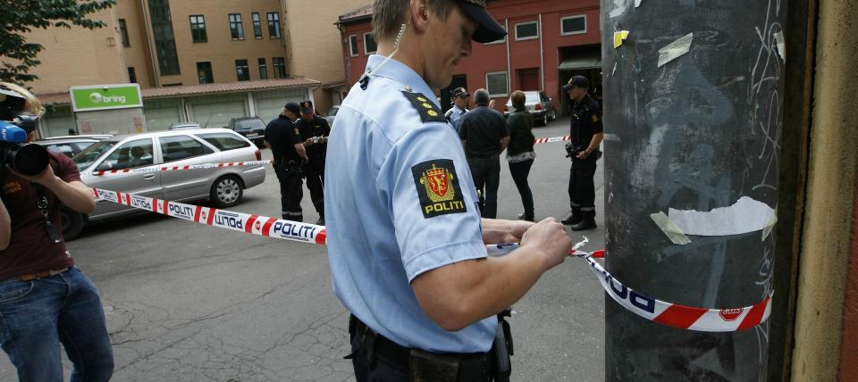 JAKTER P� TO PERSONER: Politiet leter etter en gr�nn bil i forbindelse med skyteepisoden p� Gr�nlandsleiret i Oslo sentrum i ettermiddag. Foto: SCANPIX