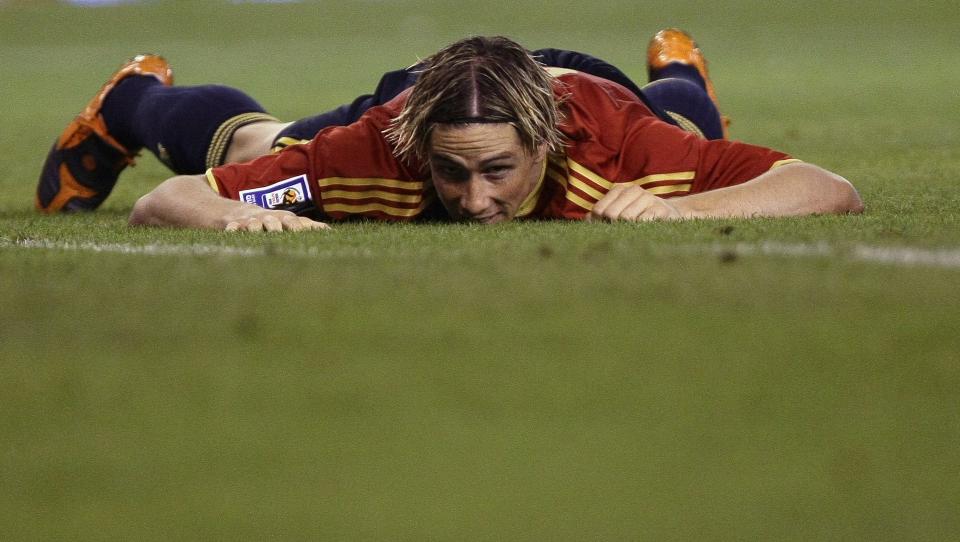 KLAR FOR UTFORDRINGEN: Fernando Torres flyr h�yt med det spanske landslaget, men er bekymret for at Liverpool ikke har midler til � skaffe de store navnene til klubben. Kanskje tenker han blant annet p� spisskollegene David Villa og David Silva? Foto: SCANPIX/REUTERS/Juan Medina