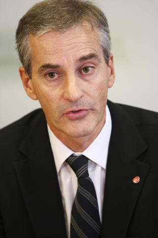 REAGERER STERKT: Utenriksminister Jonas Gahr St�re reagerer sterkt p� at Kongo-fangene ble d�mt til d�den i dag.
Foto: Lise �serud / Scanpix