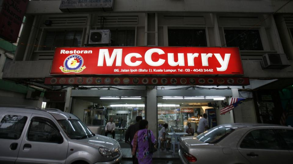 VANT: Den lille familiedrevne restauranten McCurry i Malaysias hovedstad Kuala Lumpur f�r beholde navnet sitt etter at den amerikanske hamburgerkjeden McDonalds har tapt s�ksm�let mot den. Foto: REUTERS / Bazuki Muhammad / SCANPIX