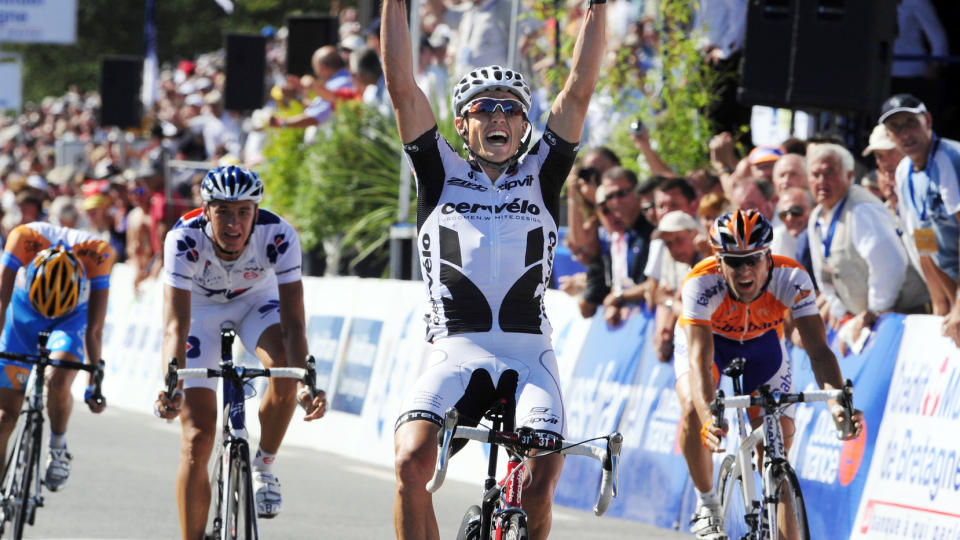 STERKEST: Australske Simon Gerrans (Cervelo Test Team) kunne juble etter � ha spurtbeseiret Ryder Hesjedal (Canada), Jacob Fuglsang (Danmark) og Alexander Vinokourov (Kasakhstan) p� den tiende etappen av Spania rundt. Foto: SCANPIX/AFP/FRED TANNEAU