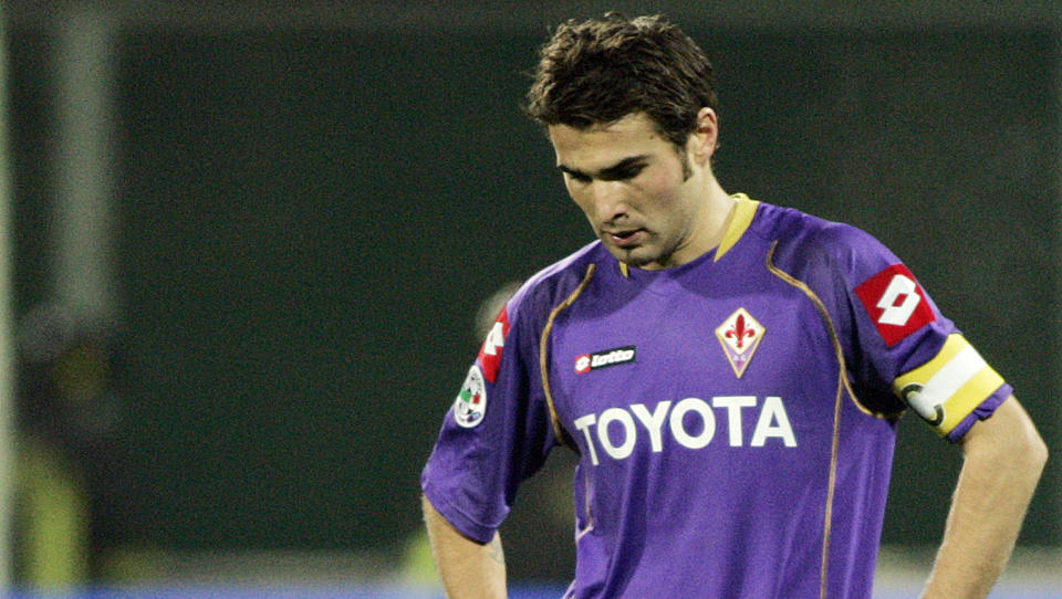 SUR SVIE: Fiorentina-spiss Adrian Mutu mener han ikke har mulighet til � betale pengene han er d�mt til � gi Chelsea i erstatning. N� trygler han sin tidligere klubb og Fifa om n�de. Foto: SCANPIX/AP/Fabrizio Giovannozzi