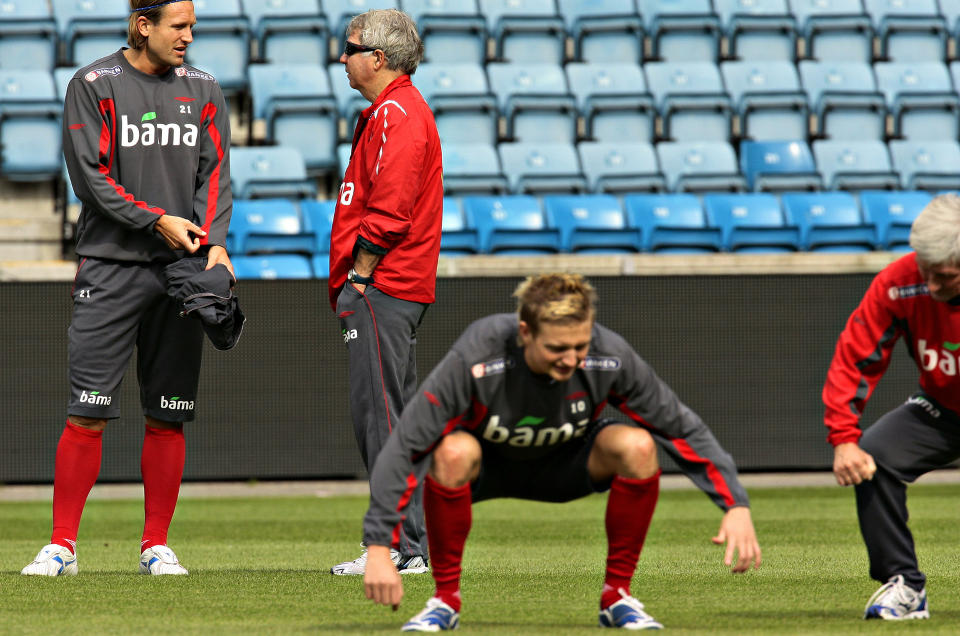 UTE: Erik Huseklepp var misforn�yd med innsatsen mot Island, n� gj�r en skade at han ikke f�r rettet opp inntrykket mot Makedonia. Her testes han av landslagets fysioterapeut Roar Robinson under dagens trening. Foto: ARNT E. FOLVIK/DAGBLADET
