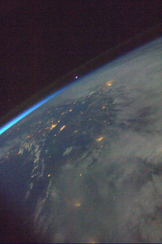 LYS FRA NORDEN: Bilde tatt av den svenske astronauten Christer Fuglesang fredag 4. september. If�lge Fuglesang; Jeg tror at lyset ned til venstre er Helsingfors og midt over Finskebukta er Tallinn og til h�yre St.Petersburg. Legg ogs� merke til planet like over horisonten som trolig er Venus. Foto: Christer Fuglesang / Scanpix