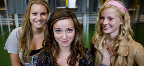 DELTOK I SKOLEVALGET: Celine Gaasrud (16, f.v.), Frida Nik� (16), og Ingeborg F. Stavdal (15) er elever ved Oslo katedralskole og stemte i skolens gymsalen ved skolevalget mandag formiddag.
Foto: Jon-Michael Josefsen / Scanpix