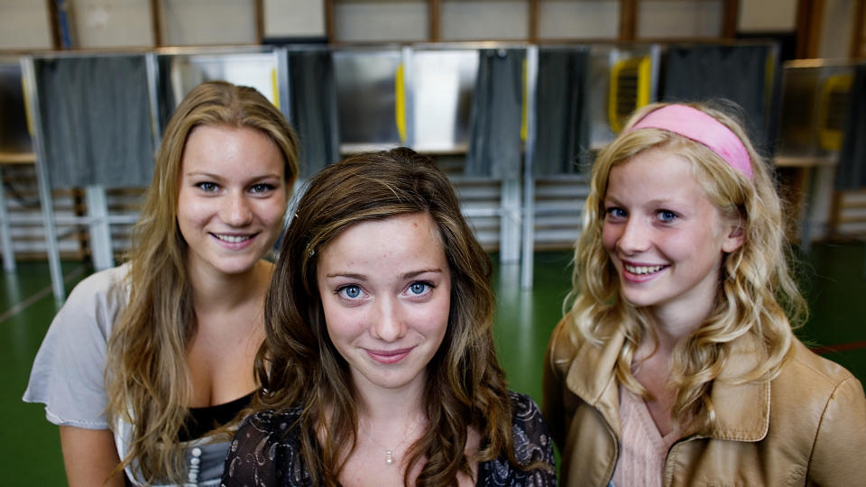 SKOLEVALG: Celine Gaasrud (16, f.v.), Frida Nik� (16), og Ingeborg F. Stavdal (15) er elever ved Oslo katedralskole og stemte i skolens gymsalen ved skolevalget mandag formiddag.
Foto: Jon-Michael Josefsen / Scanpix