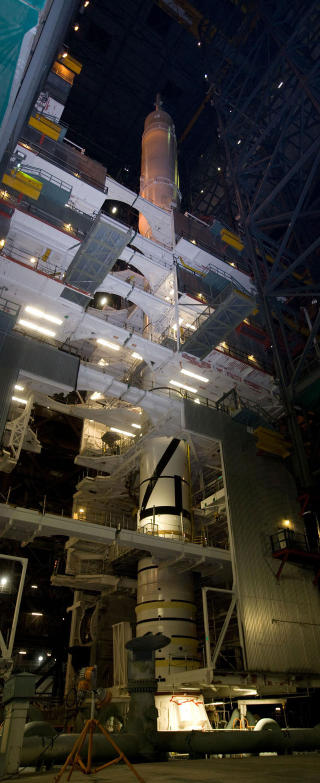OPP ELLER UT? En Ares I-X st�r i Vehicle Assembly Building (VAB) p� Kennedy Space Center. Dette er testutgaven av Ares I, som etter planen vil bringe mennesker tilbake til rommet. Foto: AFP PHOTO/NASA/SCANPIX