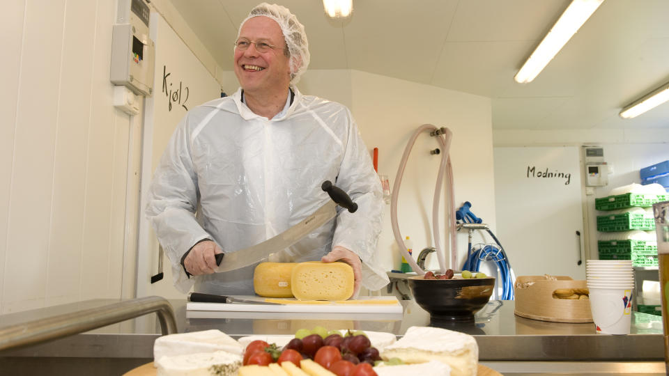 G�RDSMOTTAK: Landbruksminister Lars Peder Brekk (Sp) vil �pne for at norske g�rder kan brukes som sm� asylmottak. Her er han avbildet under et bes�k p� Osteg�rden - eller Breivik g�rd i Fana. Foto: Tor Erik H. Mathiesen / SCANPIX
