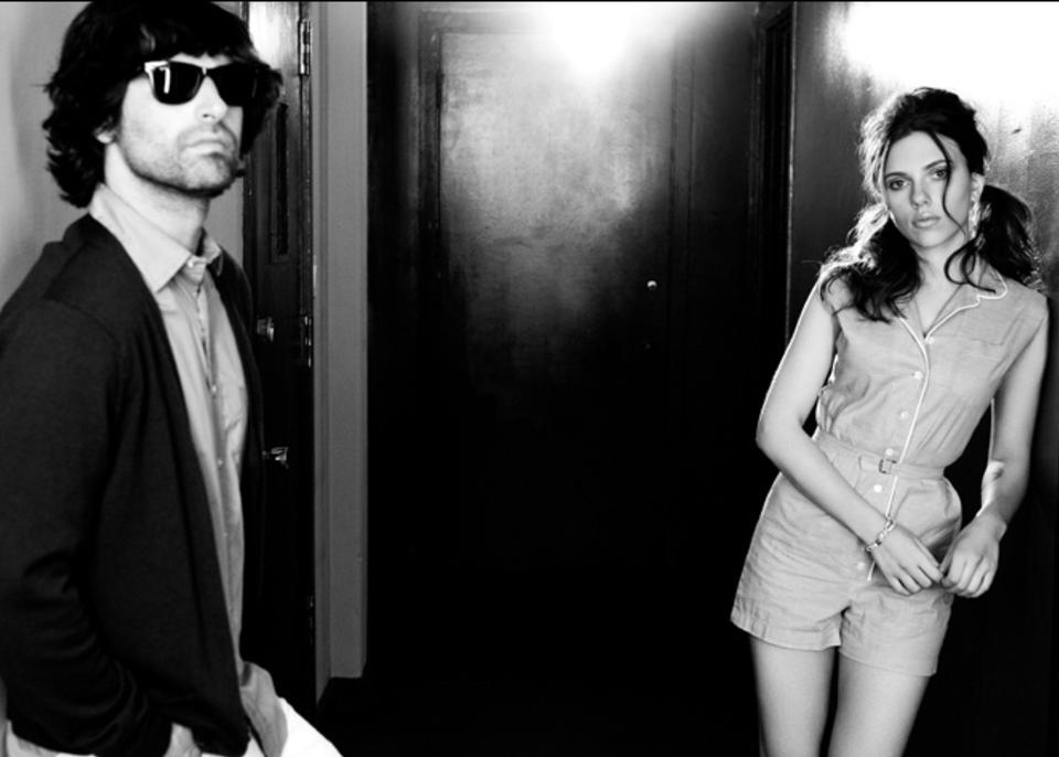 UKOMPLISERT: Pete Yorn skriver, spiller og produserer, Scarlett Johansson synger.