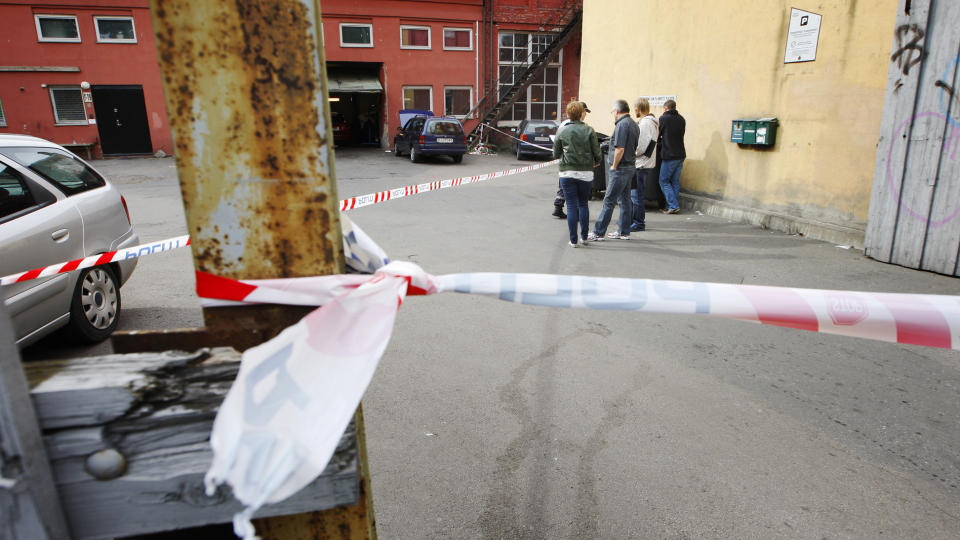 RETT VED POLITIHUSET: 
Politiet sperrer av en bakg�rd i Gr�nlandsleiret etter at en mann ble skutt der i g�r ettermiddag.
Foto: SCANPIX