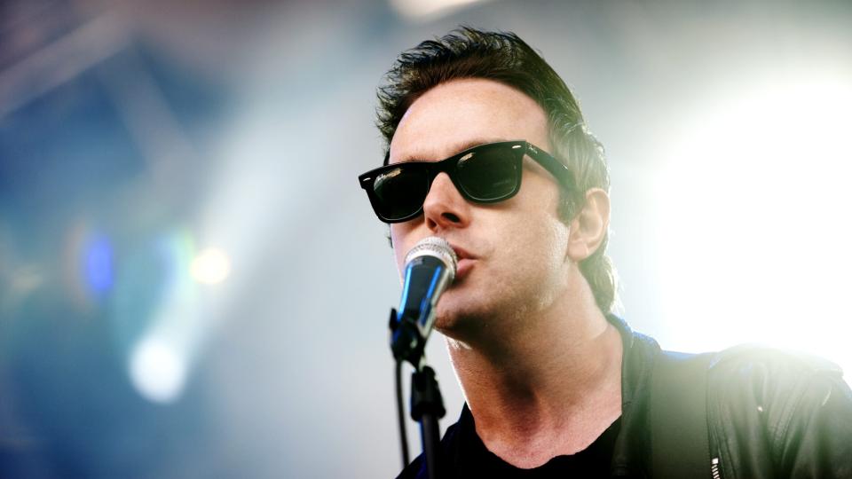 BLE BORTE: F�rst i g�r kveld tok Glasvegas-vokalist James Allen kontakt med bandet sitt for � si han var OK. Her p� scenen Enga under �yafestivalen. Foto: SCANPIX