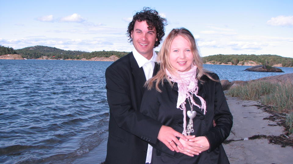 ENDELIG I M�L: Frank Hole Nilsen (29) fra Jakten p� kj�rligheten overrasket kj�resten Ingunn Helen Arn�y (27) da han gikk ned p� kn�r p� stranda for to uker siden. Ringen hadde han imidlertid ikke med seg. Foto: PRIVAT
