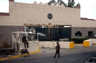 ANGREPET I SEPTEMBER I FJOR: Den amerikanske ambassaden i Jemen ble utsatt for selvmordsbombere i 2008. 19 omkom. Her holder jemenittiske soldater vakt utenfor hovedinngangen etter angrepet. Foto: EPA/YAHYA ARHAB
