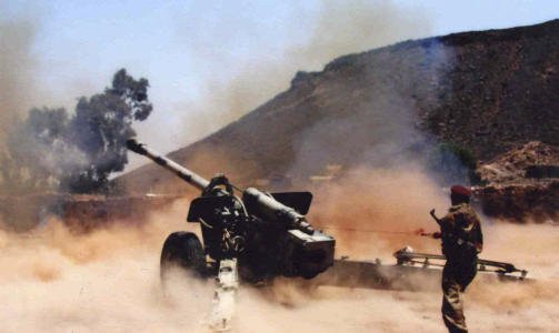 OGS� EN PROPAGANDAKRIG: Dette bildet ble nylig frigitt av det jemenittiske forsvaret. Det viser soldater som skyter mot sjiaoppr�rere i nord. Foto: AP/Yemeni Arm