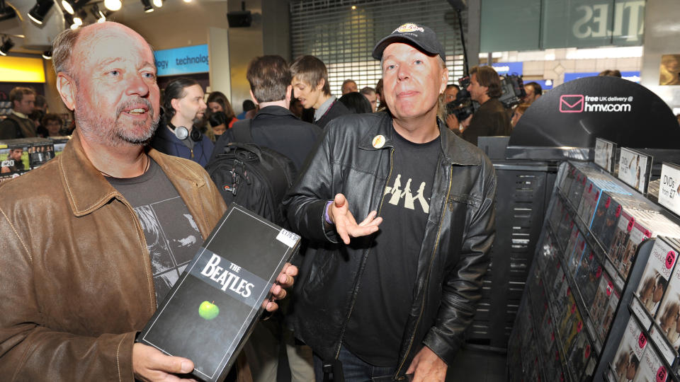 ENORME FANS: Norske Tom Hugo-S�rensen (til venstre) og Lars Jensen dro til London for � sikre seg Beatles-boksen i dag. FOTO: KEITH HAMMETT