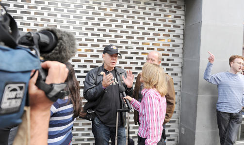 ENORM INTERESSE: Jensen ble intervjuet av en rekke tv-stasjoner fra hele verden. FOTO: KEITH HAMMETT