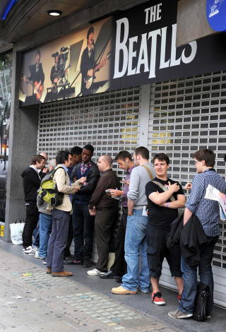 I K�EN: Slik s� det ut f�r HMV i Oxford Street �pnet i morges. FOTO: KEITH HAMMETT