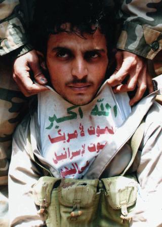 TATT TIL FANGE: Den jemenittiske h�rens bilde av en tilfangetatt sjiaoppr�rer. P�skriften skal v�re den samme som p� kniven p� bildet over.  Foto: REUTERS/Yemen Army