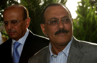 VANSKELIG BALANSEGANG: Jemens president Ali Abdullah Saleh sammen med utenrikminister Abu Bakr al-Kurbi (til venstre). Foto: AFP/KHALED FAZAA