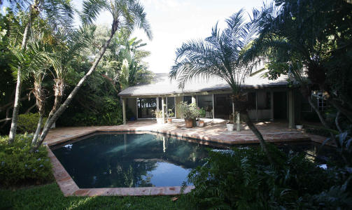 HYTTE VED SJ�EN: Sv�mmebasseng foran boligen til Madoff i Palm Beach i Florida, som ogs� er til salgs. Foto: AP/SCANPIX