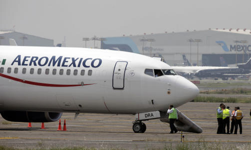 <b>FLYET:</b> Dette passasjerflyet, Boeng 737 med 104 passasjerer ombord, ble kapret p� det popul�re feriestedet Cancun i Mexico i kveld. Foto: AP Photo/Gregory Bull
