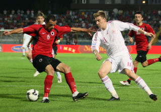 M� VENTE: Som mot Portugal p� l�rdag, sendte Nicklas Bendtner (t.h.) Danmark i ledelsen, men akkurat som i Parken, slo motstanderlaget tilbake da Erjon Bogdani utlignet for Albania og s�rget for uavgjort i Tirana. Dermed m� danskene vente enn� en stund f�r de kan juble for en eventuell VM-plass. Foto: SCANPIX/ AP Photo/Hektor Pustina