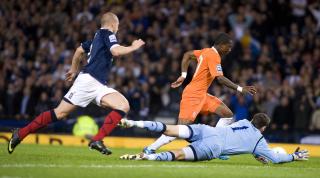UBESEIRET: Innbytter Eljero Elia var kald da han rundet David Marshall og ble matchvinner mot Skottland p� Hampden Park. Dermed gikk Nederland ubeseiret gjennom Norges kvalikgruppe - 14 poeng foran toer Norge.Foto: SCANPIX/EPA/BRIAN STEWART