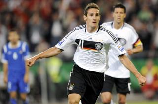 ENKELT: Miroslav Klose og Tyskland fikk lett spill mot Aserbajdsjan og skal gj�re opp med Russland om gruppeseieren i Moskva 10. oktober.Foto: SCANPIX/EPA/MAURIZIO GAMBARINI