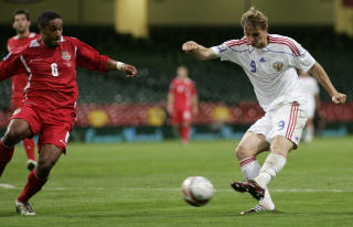 MATCHVINNER: Roman  Pavljutsjenko scoret Russlands siste m�l da de slo Wales 3-1 p� bortebane. Russerne blir dermed enten nummer �n eller to i gruppa.Foto: SCANPIX/AP Photo/Sang Tan