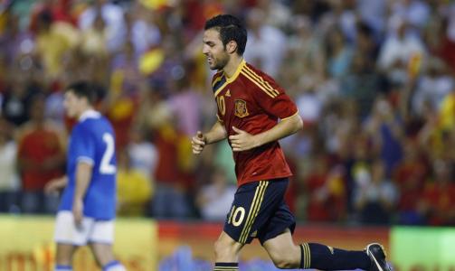 TOK ANSVAR: Fernando Torres leverte en av sine svakeste kamper p� lang, lang tid, og heller ikke David Villa var sitt sedvanlige jeg. Dermed m�tte Cesc Fabregas ta scoringsansvar for Spania i kampen mot Estland, som sikret spanjolene VM-billetten.Foto: SCANPIX/REUTERS/Jose Manuel Ribeiro