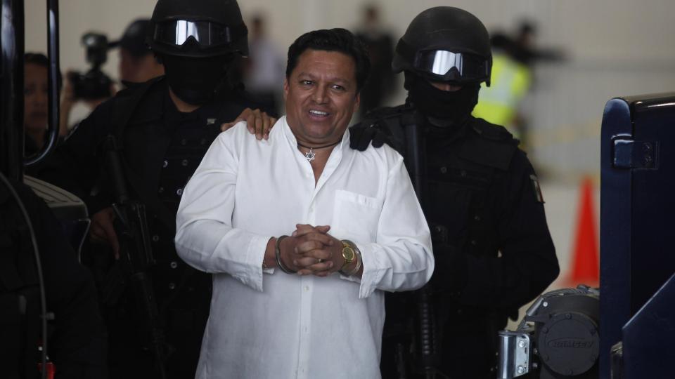 - RELIGI�S FANATIKER: Den bolivianske presten Jose Mar Flores Pereira (44) sto bak g�rsdagens flykapringen i Mexico, sier myndighetene. Pereira skal ha hatt bibelen i handa da han gikk til aksjon, og truet med � sprenge flyet. Ingen om bord ble skadd i dramaet. Her blir Pereira framvist for pressen etter p�gripelsen. Foto: AP Photo/Dario Lopez-Mills