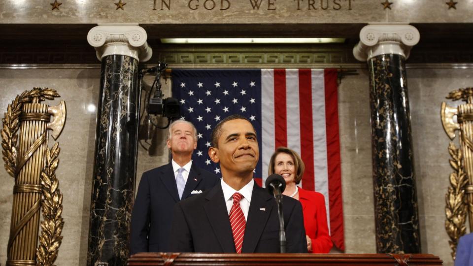 SKJEBNETALE: President Obama holdt i natt sin tale om helsereformen til kongressen. Talen til en dypt splittet befolkning blir beskrevet som en av hans viktigste I bakgrunnen st�r visepresident Joe Biden og demokratenes flertallsleder Nancy Pelosi. Foto: Scanpix/EPA/JASON REED / POOL