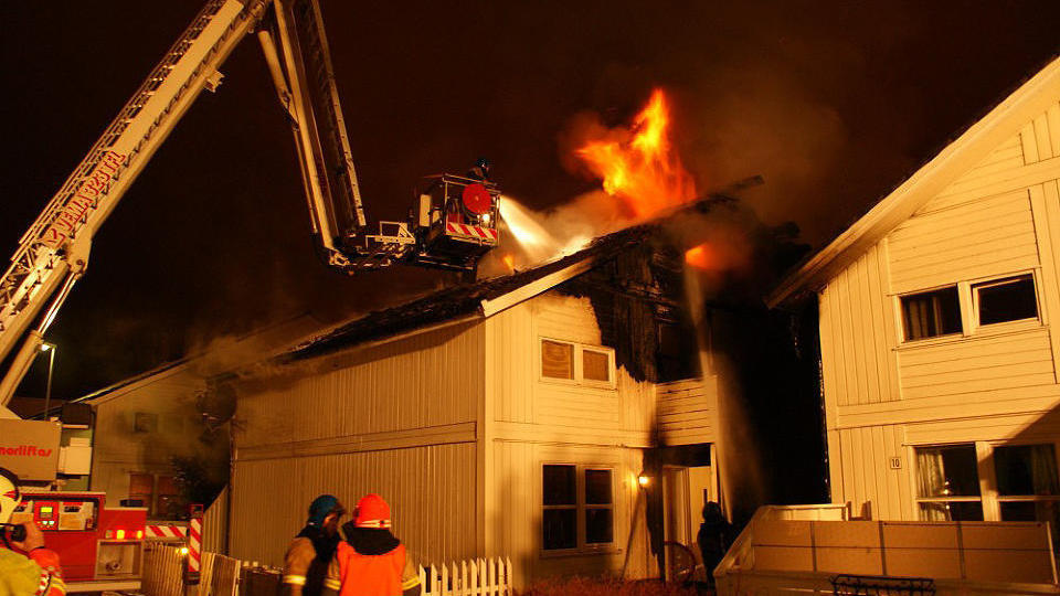 FIRE HUS SKADET: En av brannene i Hundv�g spredte seg til tre andre boliger. Politiet bekrefter at ildsp�setteren selv deltok i slukningsarbeidet p� flere av brannene han har tilst�tt. Foto: Jan Ove H�gsveen