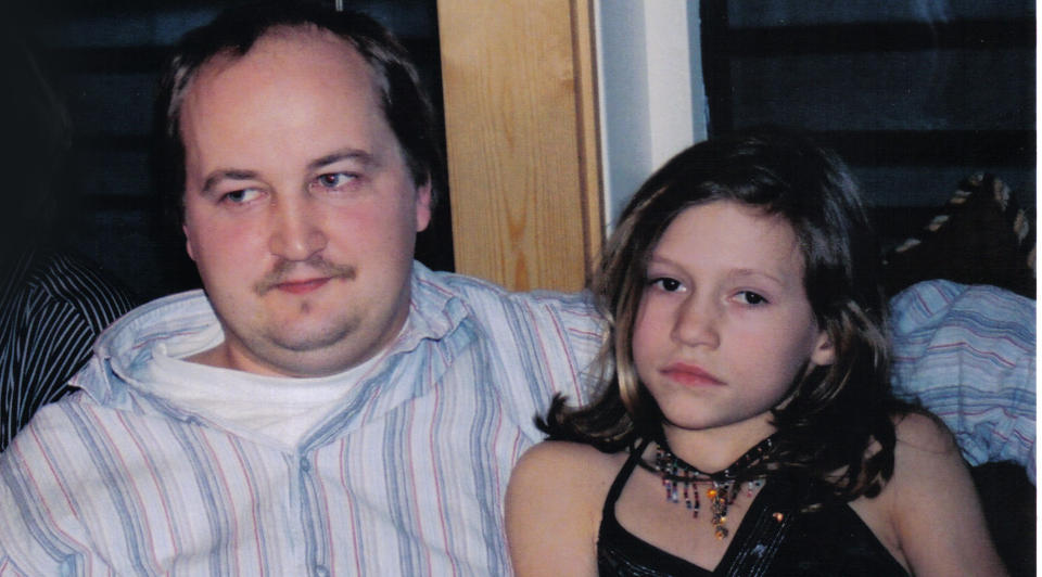 FAMILIEKJ�R: Jonny Skar (40) var if�lge familien snill, omtenksom og s�rlig opptatt av onkelbarna sine. Her er han avbildet sammen med sin bors datter Guro Lundereng Skar (13), i jula 2006. Foto: PRIVAT