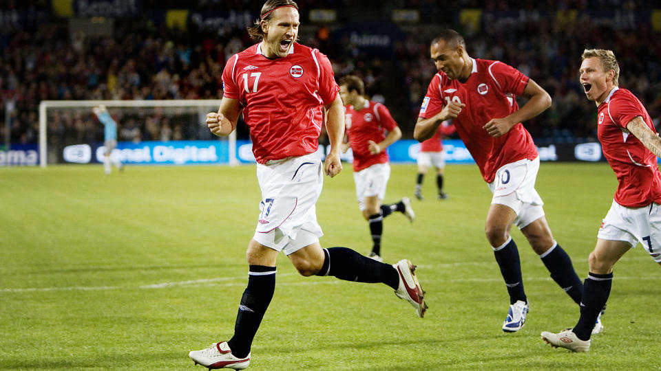 ALT H�P ER IKKE UTE: Thorstein Helstad, John Carew og Bj�rn Helge Riise kan fortsatt komme seg til VM, men sjansene er �rsm�. Foto: Jon-Michael Josefsen / SCANPIX