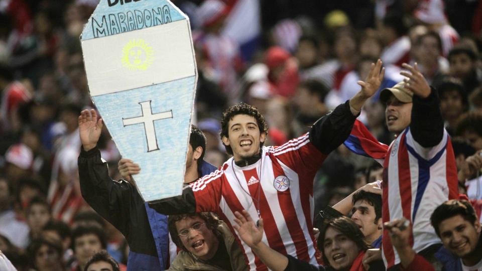 ARGENTINAS FOTBALLD�D: Det vil v�re krise i Argentina om landslaget ikke kommer seg til VM. Disse gutta vil derimot glede seg over det. Foto: AP