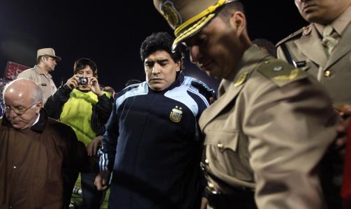 PRESSET �KER: Diego Maradona fikk seg en ny smell p� haka og n� er Argentina falt ned til playoffplassen. Foto: REUTERS