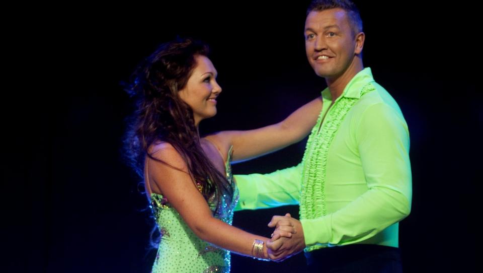 UT MOT JENTEBOKSING: Ole Klemetsen synes ikke jenter skal p�dra seg bl�veiser i ringen. Her viser Klemetsen fram noen trinn foran TV2-programmet 'Skal vi danse', der han tripper rundt med Marianne Sandaker. Foto: Kyrre Lien / SCANPIX .