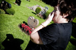 VANTRO MORMOR: Mormor Ragnhild Gjerstad har kjempet en lang kamp for � f� rettferdighet for Christoffer. Hun fortviler over at barnebarnet ikke f�r hvile i fred ved Kodal kirke. Foto: Thomas Rasmus Skaug / Dagbladet
