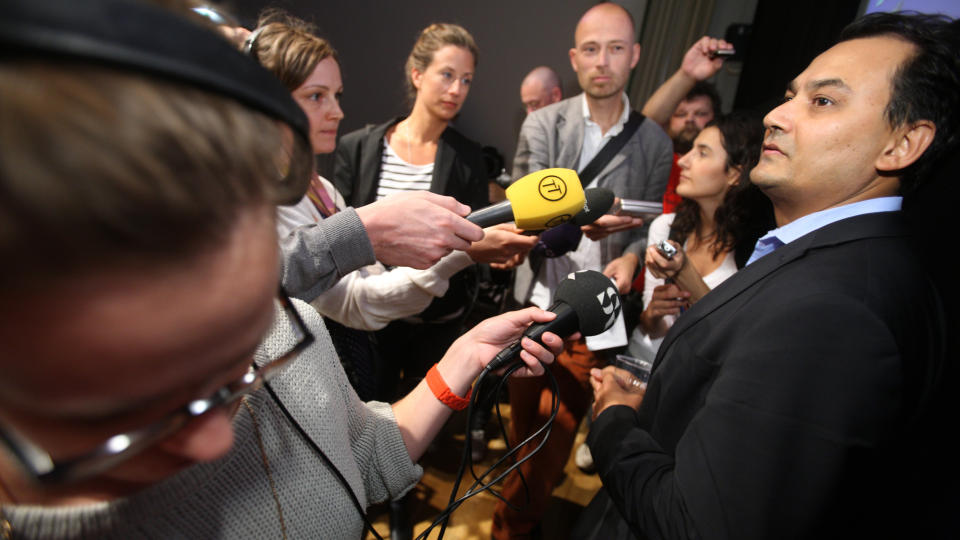 KASTES UT AV B�RSEN: Hans Pandeya (t.h.), grunnlegger og administrerende direkt�r i Global Gaming Factory X, intervjues her av media i forbindelse med firmaets ekstraordin�re generalforsamling om kj�pet av The Pirate Bay. Foto: Fredrik Persson / SCANPIX SVERIGE