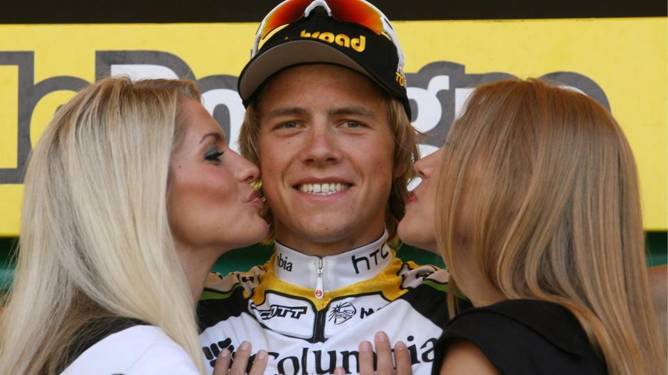 MER KYSS OG KLAPP: Edvald Boasson Hagen gikk til topps i tredje etappe av Storbritannia Rundt, og beholder andreplassen i sammendraget.Foto: SCANPIX/EPA/JACEK BEDNARCZYK