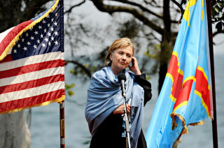 P� BES�K I AUGUST: Hillary Clinton m�tte Joseph Kabila i Goma for en m�ned siden. Hun lovte penger for � bekjempe de utbredte seksuelle overgrepene i landet. Foto: AFP/Roberto SCHMIDT