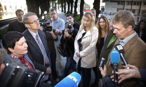 ST�TTE: Helga Pedersen (Ap) og Ivar Egeberg (Sp) f�r lekset opp st�ttespillernes krav for sine st�tte til de r�dgr�nne av Arne Saasted i Fagforbundet til h�yre i bildet.