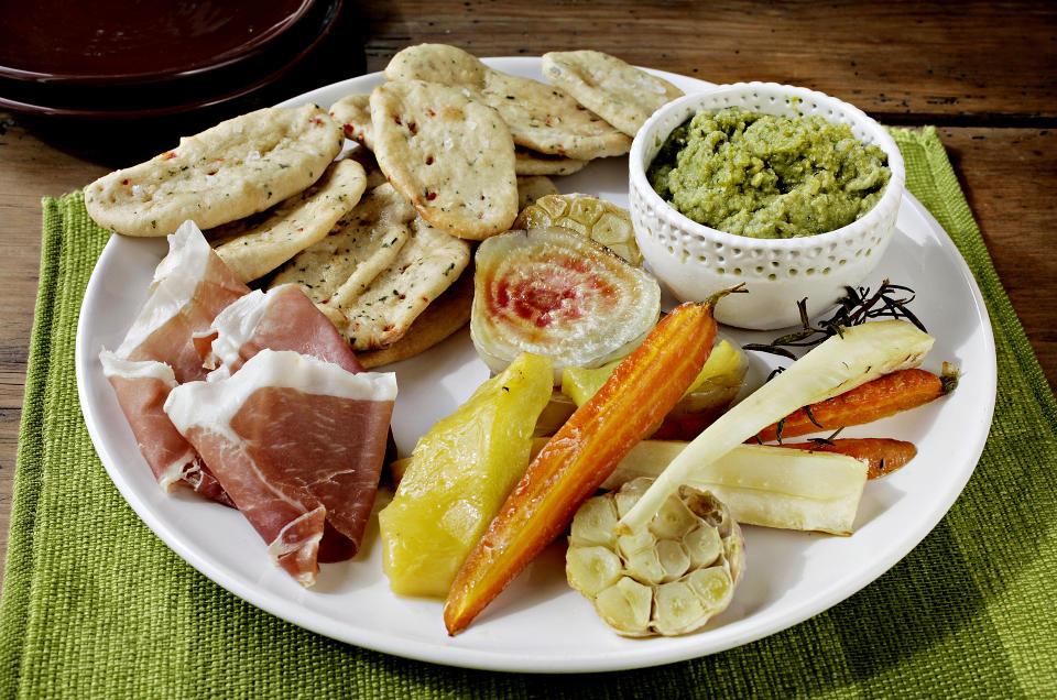 S�NDAGSMIDDAG: Rotgr�nnsaker, ertepur� og chiliflatbr�d.