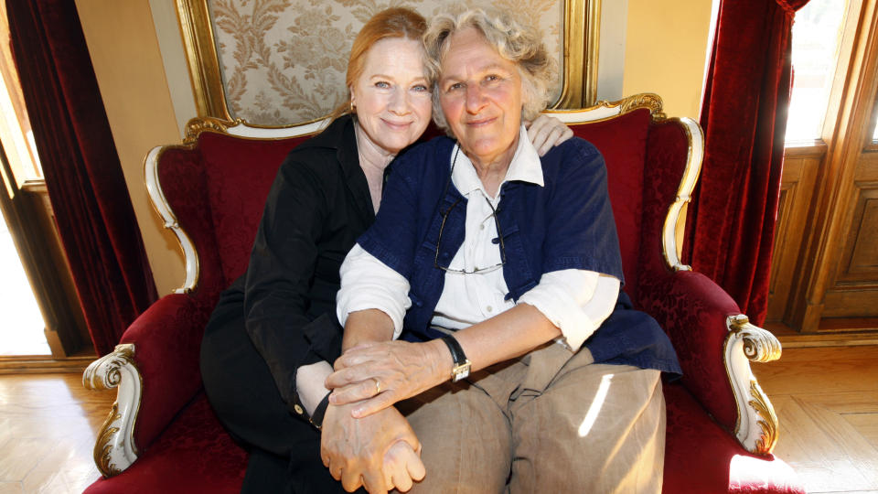 PRISLYKKE:Liv Ullmann delte ut �rets internasjonale Ibsen-pris til Ariane Mnochkine. Foto: Lise �serud / Scanpix
