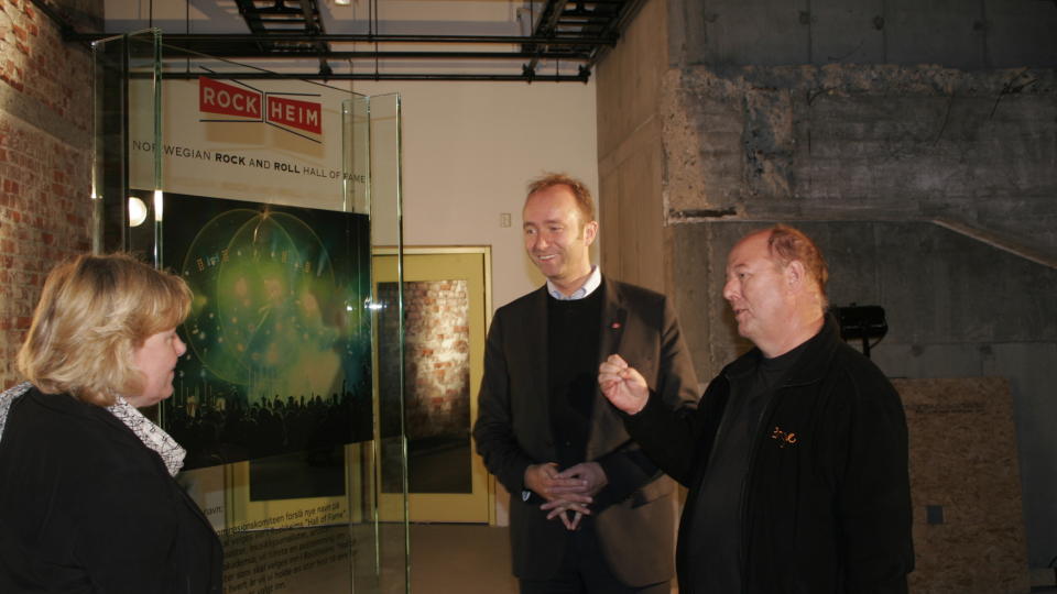 HALL OF FAME: Administrerende direkt�r Suzette Paasche (fra venstre) i Museene i S�r-Tr�ndelag, kulturminister Trond Giske og prosjektleder Arvid Esper� i Rockheim vil lage norsk pop og rocks Hall of Fame. Foto: Kjell-Ivar Myhr.
