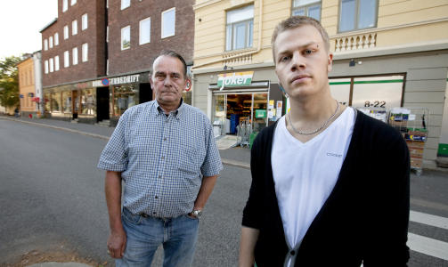 SVINDLET FOR 18 000: Halvor S�ther (61) og Jardar Rike (19) opplevde begge at bankkortene ble misbrukt etter at de brukte disse i den lokale Joker-butikken p� St. Hanshaugen. Halvor har allerede f�tt tilbake fra banken de 10 000 kronene som forsvant fra hans konto. Foto: HENNING LILLEG�RD